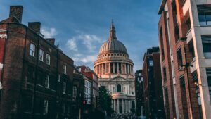 Blick durch eine Londoner Straße auf die Kuppel der St. Paul's Cathedral im Abendlicht.